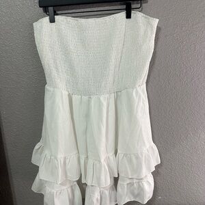 Chic Strapless White Dress with Ruffles